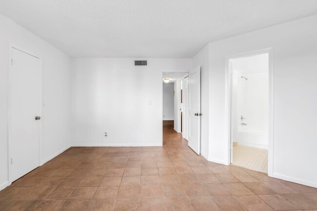 Building Photo - 210 Lake Pointe Dr