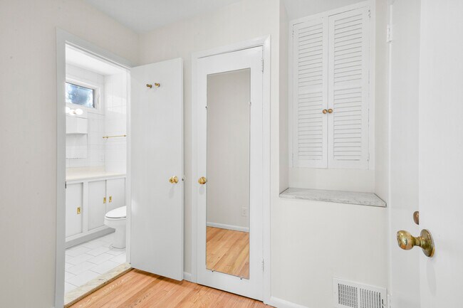 Building Photo - 25 Woodhollow Ln