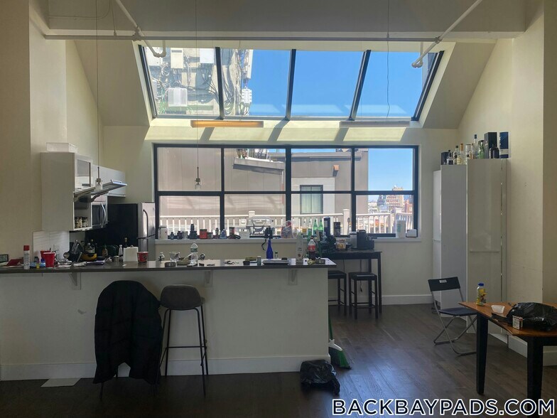 Building Photo - 1126 Boylston St