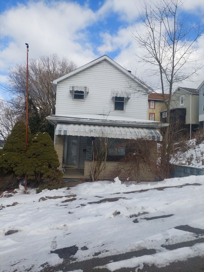 Building Photo - Spacious 2 bedroom home in Vandergrift