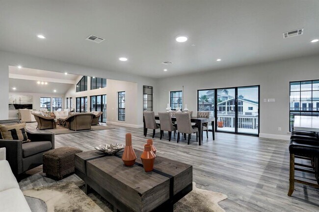 Building Photo - 1239 Hawaii Dr