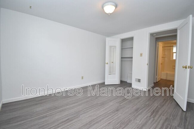 Building Photo - 525 Dell Pl