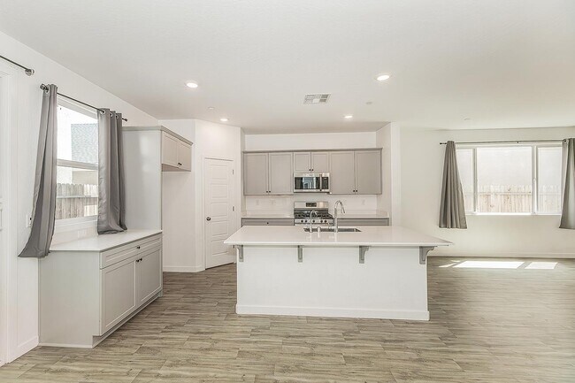 Building Photo - 2844 N Vahe Ave