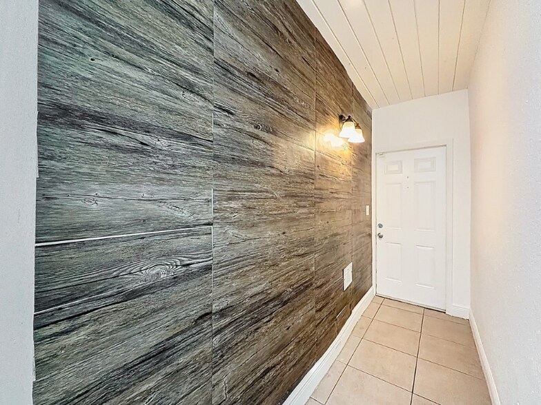 Building Photo - 401 NW 16th Ave