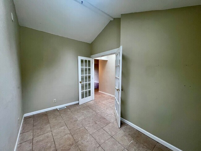 Building Photo - Private Westside 3 BD+Den