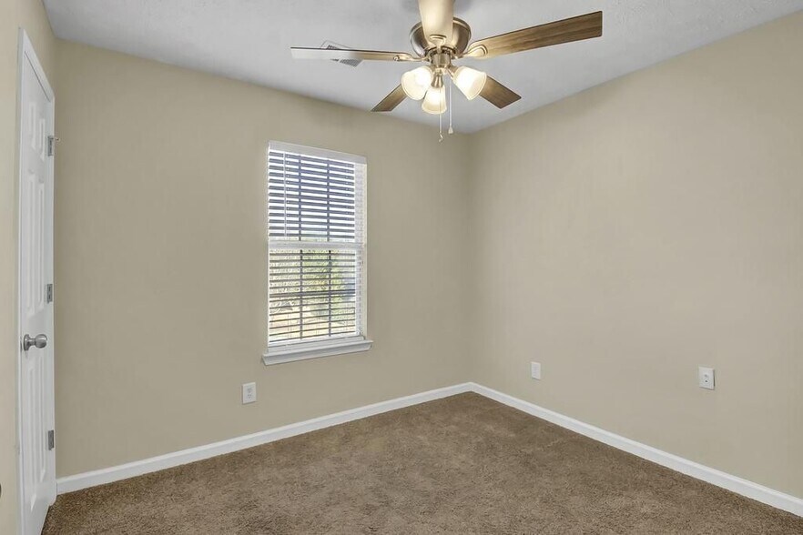 Building Photo - 40 Elisabeth Way