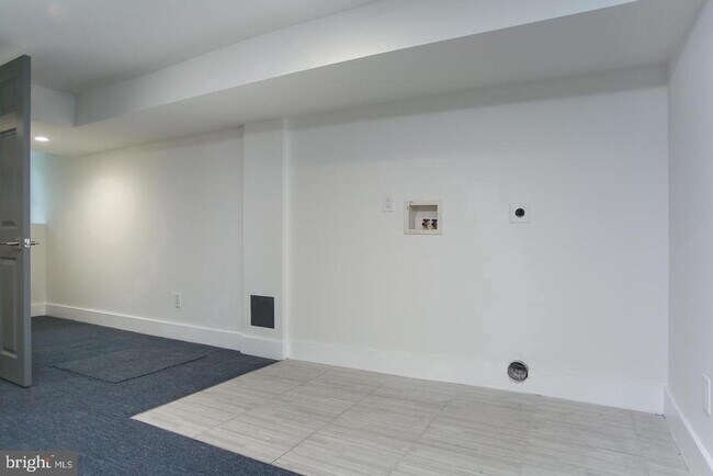 Building Photo - 5844 Fernwood St