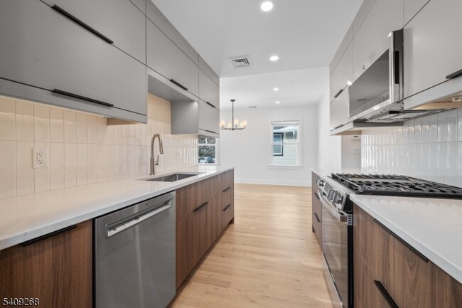 Building Photo - 96 Watchung Ave