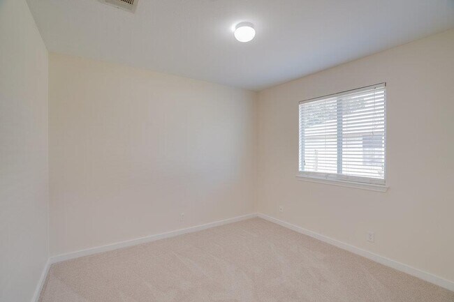 Building Photo - 402 Hickory Tree Dr