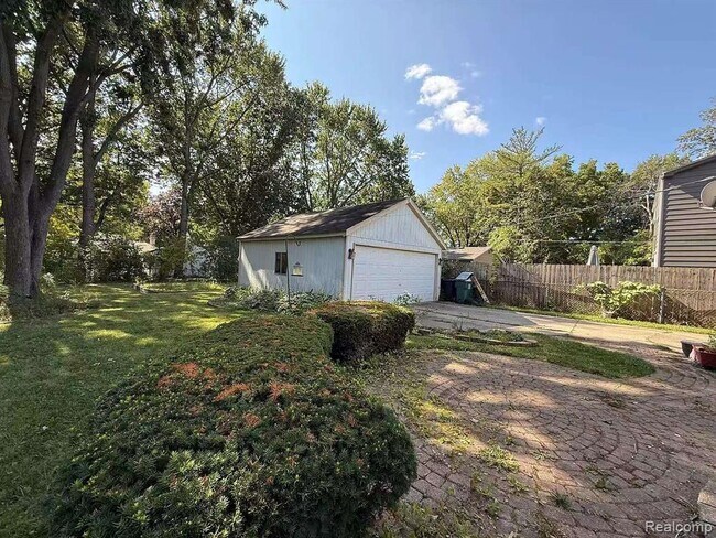 Building Photo - 3245 Parker Dr