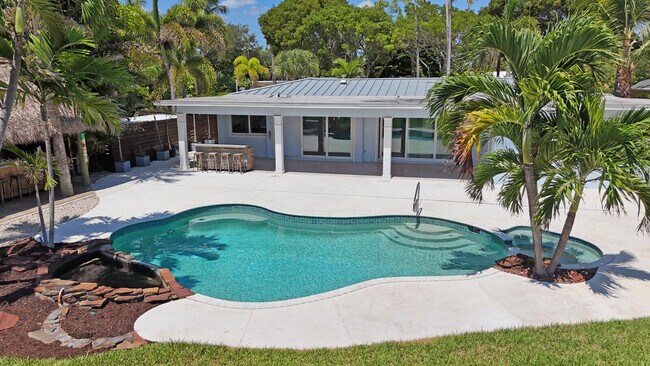Building Photo - 930 S Lakeside Dr
