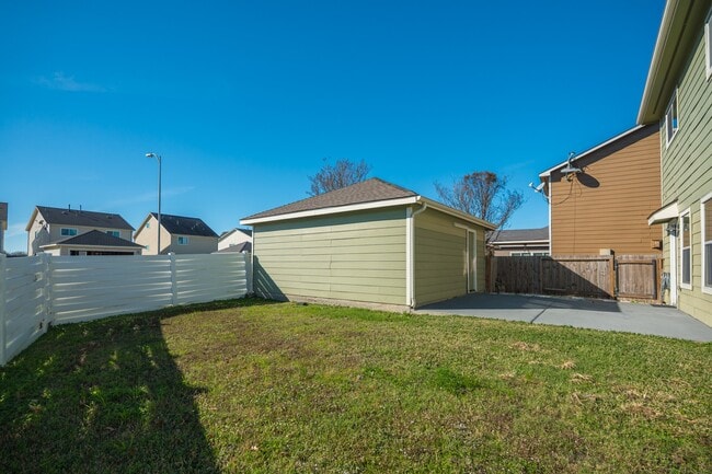 Building Photo - 20702 Settlers Lake Cir N