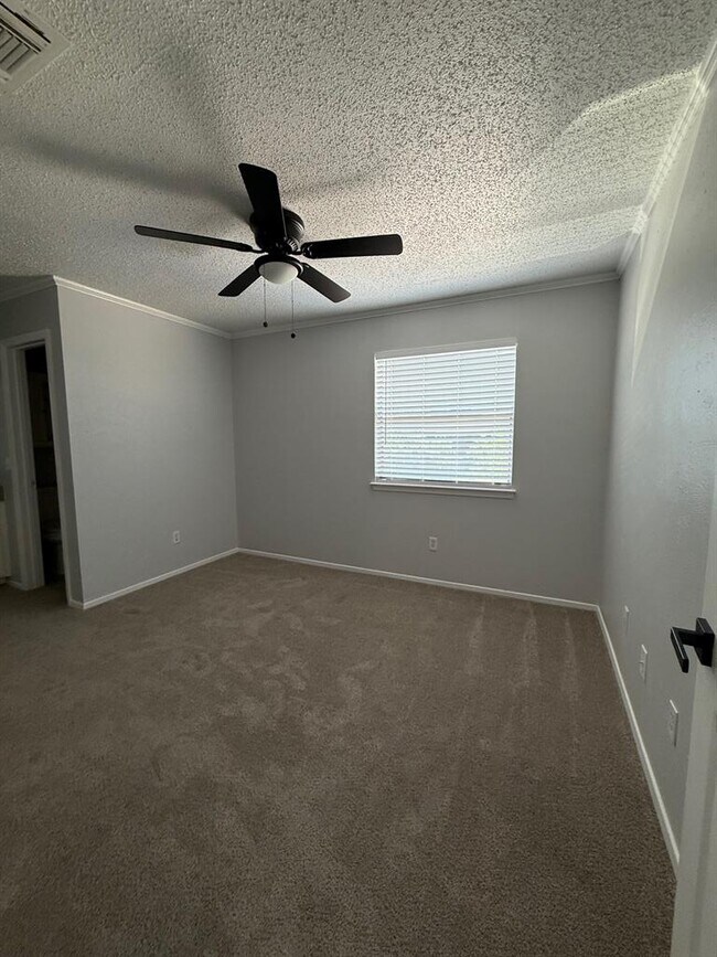 Building Photo - 5608 Cougar Dr
