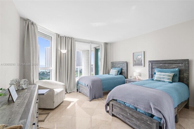 Building Photo - 16500 Collins Ave