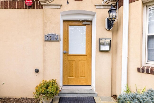 Building Photo - Updated  and Open Plan One Bed/One Bath 16...