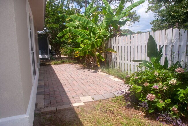 Building Photo - Luxury 3 bedroom 3.5 bath home in GATED community with BOAT SLIP!