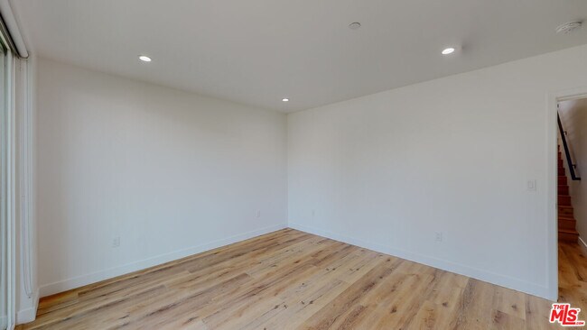 Building Photo - 4462 W Maplewood Ave