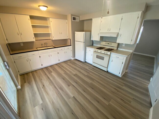 Building Photo - 2 Bedroom, 1 Bathroom in Youngtown