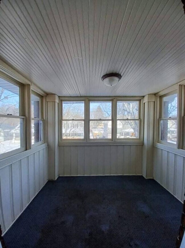 Building Photo - 1233 Benton St