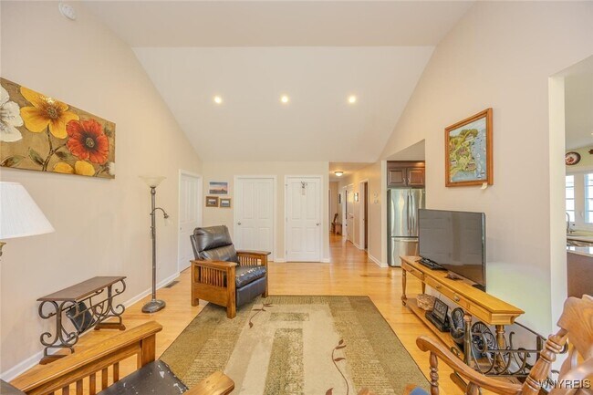 Building Photo - 105 Pine St