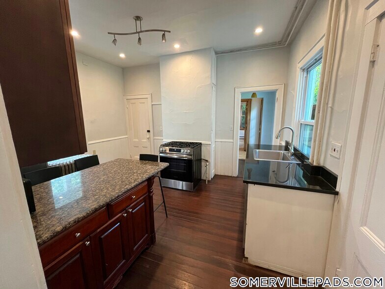 Building Photo - 76 Curtis St