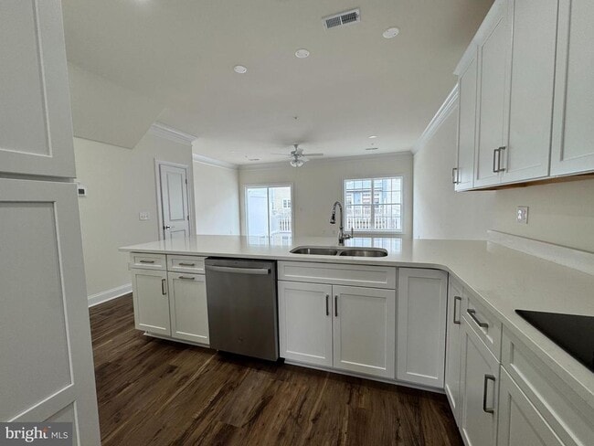 Building Photo - 300 Dixon St