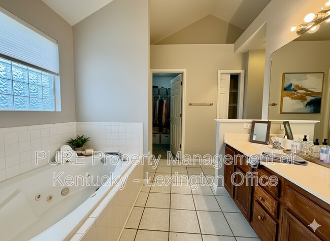 Building Photo - 552 Forest Hill Dr