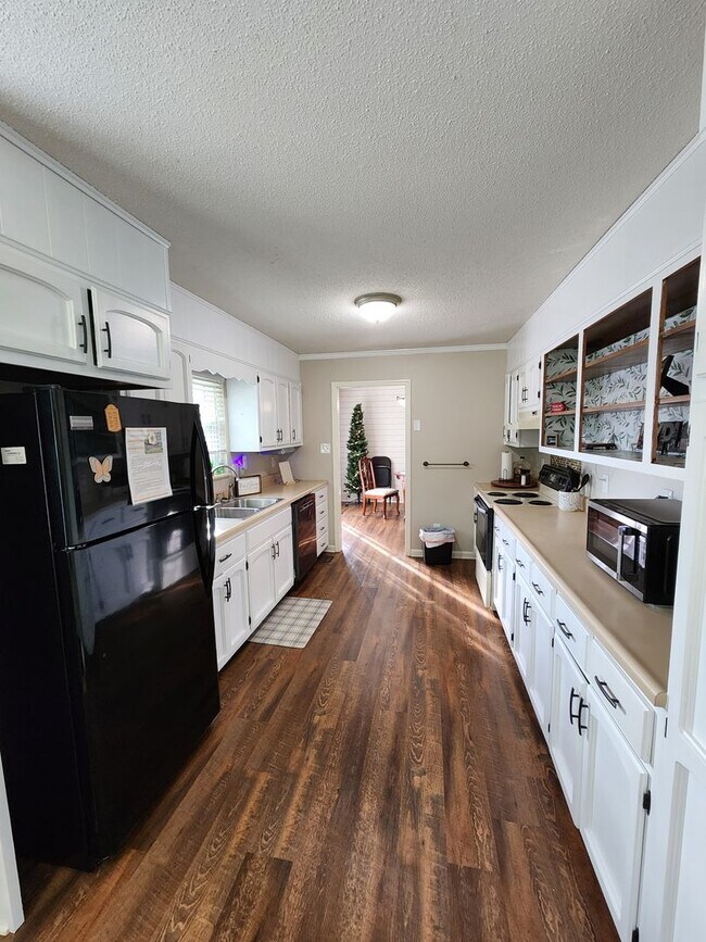 Building Photo - 3232 Fairoaks Dr