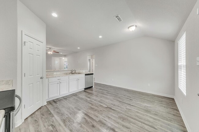 Building Photo - 1604 Lil Larry Dr