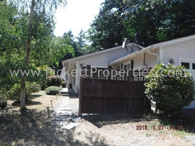 Building Photo - 2709 NE Strand Rd