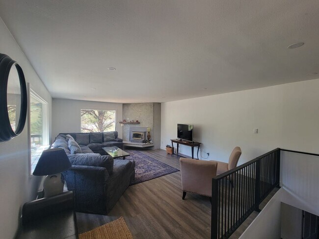 Building Photo - Spacious 4-bedroom + study home; Includes Hot tub and Pool Table - Avail. Now!