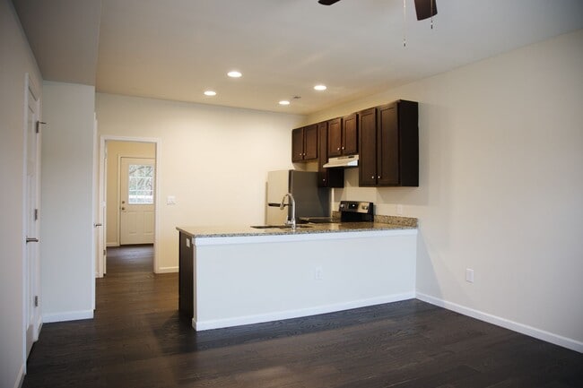 Building Photo - 4653 Fairfield Farm Rd