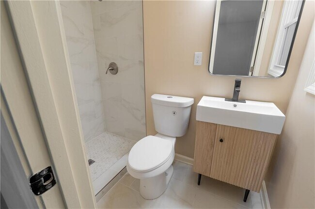 Building Photo - 2431 Crestview Ave