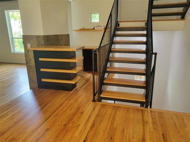 Building Photo - 6118 Hamman St
