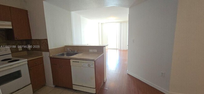 Building Photo - 120 SW 8th Ave