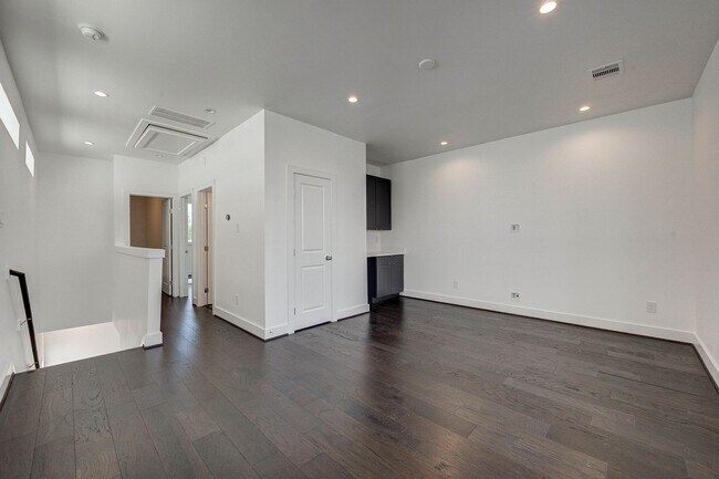 Building Photo - 3 Bedroom Home in the Galleria