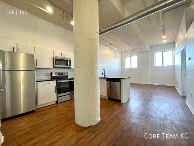 Primary Photo - 320 W 7th St
