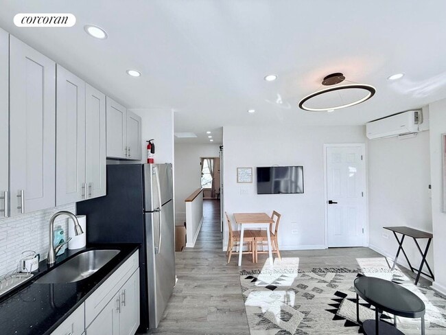 Building Photo - 716 Hancock St