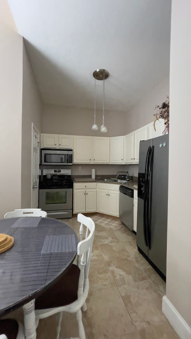 Building Photo - FURNISHED DOWNTOWN CONDO