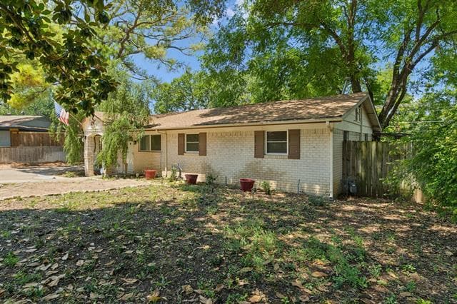 Building Photo - 1917 Dogwood Dr
