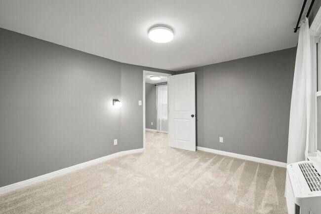 Building Photo - 304 E Schreyer Pl