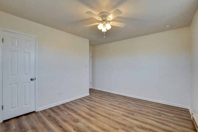 Building Photo - 936-938 Schumann Dr