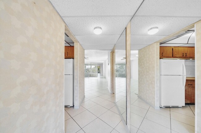 Building Photo - 1035 Country Club Dr