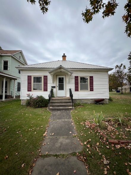 Primary Photo - 321 W Maple St