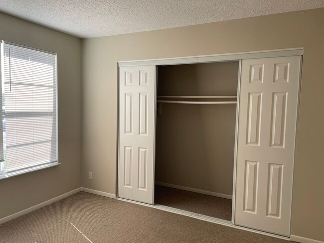 Building Photo - 2 Bedroom 1.5 Bath 2 Story Townhouse