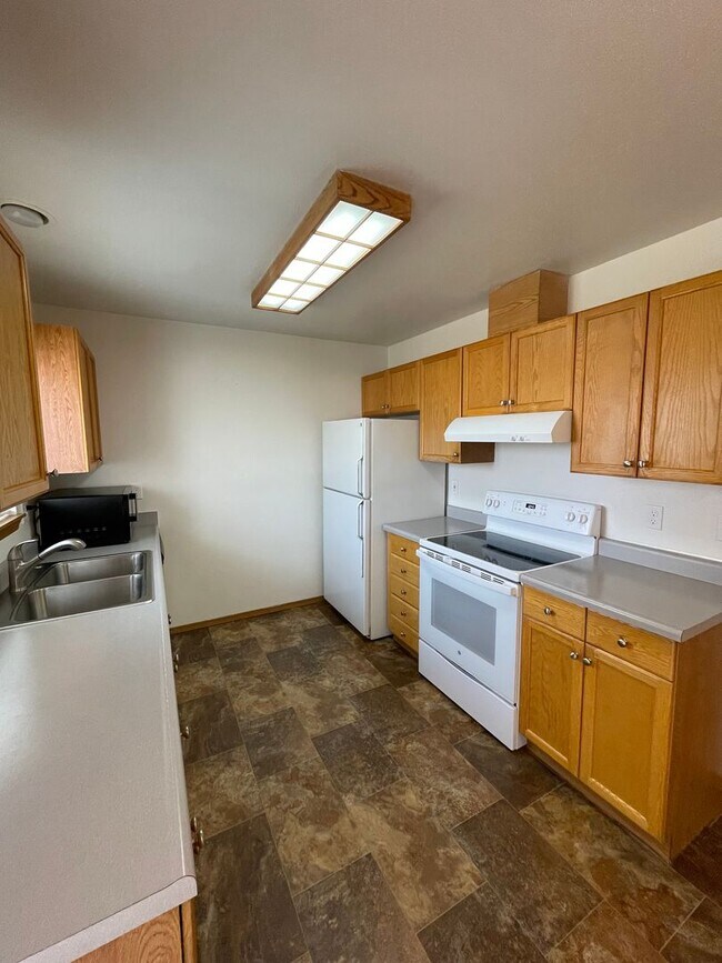 Building Photo - 1308/1310 W Lakeside Dr