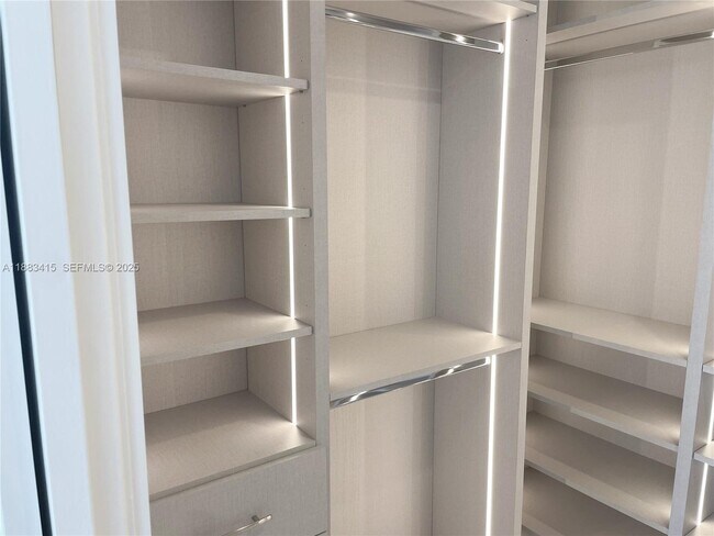 Building Photo - 700 NE 24th St