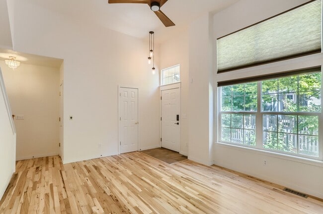 Building Photo - Sunny townhome in West Longmont!