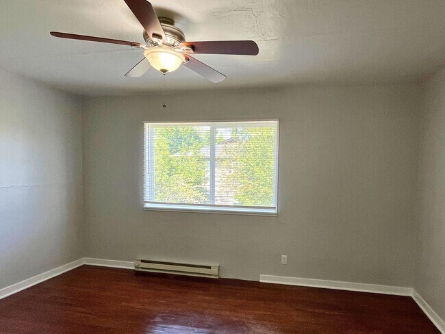 Building Photo - (UNM 355-11)  2 bed/1 bath Apartment