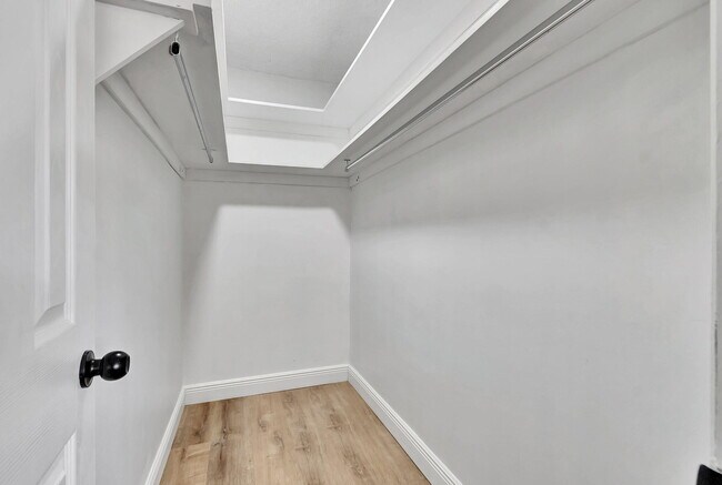 Building Photo - 52 Burgundy N